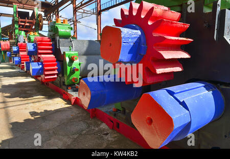 Mechanische Presse für Zuckerrohr, Kuba. Riesige Zahnräder. Maschine für das Erhalten der Saft aus Zuckerrohr Mühle. Stockfoto