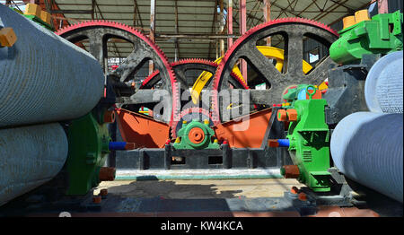 Mechanische Presse für Zuckerrohr, Kuba. Riesige Zahnräder. Maschine für das Erhalten der Saft aus Zuckerrohr Mühle. Stockfoto