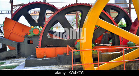 Mechanische Presse für Zuckerrohr, Kuba. Riesige Zahnräder. Maschine für das Erhalten der Saft aus Zuckerrohr Mühle. Stockfoto