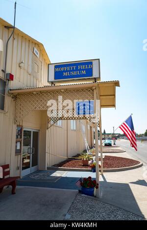 Eingangsbereich, mit amerikanischer Flagge, der Moffett Field Historisches Museum, im sicheren Bereich des NASA Ames Research Center Campus im Silicon Valley Town in Palo Alto, Kalifornien, 25. August 2016. Stockfoto