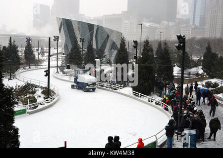 Besucher genießen Eislaufen im Schnee am Skaten Band, einen gewundenen Pfad entlang des Seeufers in Chicago's Maggie Daley Park. Stockfoto