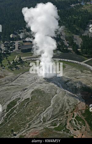 Eine Luftaufnahme von Old Faithful Geyser, Yellowstone National Park, Wyoming, Juni, 2006. Bild mit freundlicher Genehmigung von Jim Peaco/Yellowstone National Park. Stockfoto