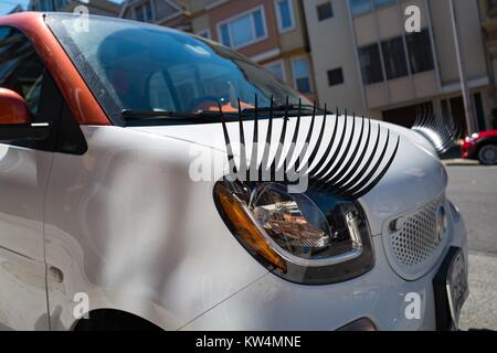 Hell gefärbt Auto, bemalt mit großen Lippen und Wimpern, Las Vegas, Nevada,  USA Stockfotografie - Alamy