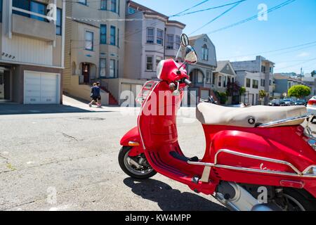 Eine helle rote Vespa Roller auf der Straße an einem sonnigen Tag in der Cow Hollow Viertel von San Francisco, Kalifornien geparkt, 28. August 2016. Stockfoto