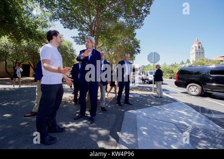US-Außenminister John Kerry Chats mit Google Gründer Sergey Brin nach dem Anzeigen von Google selbst - die Autos fahren auf der Global Entrepreneurship 2016 Innovation Markt auf dem Campus der Stanford Universität in Palo Alto, Kalifornien, 23. Juni 2016. Mit freundlicher Genehmigung des US-Staates. Stockfoto