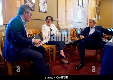 US-Außenminister John Kerry spricht mit US-Handelsminister Penny Pritzker und Stellvertretende US-Staatssekretär für Wirtschaft, Handel und Charles Rivkin, Palo Alto, Kalifornien, 23. Juni 2016. Mit freundlicher Genehmigung des US-Staates. Stockfoto