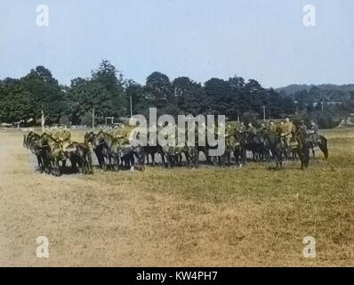 Truppe von montiert Polizisten in den Spalten von Vieren in ein Feld in Kensico, New York, 15. September 1914. Von der New York Public Library. Hinweis: Das Bild hat digital über ein modernes Prozess eingefärbt worden. Farben möglicherweise nicht sein - genau. Stockfoto