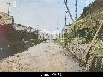 Ashokan Vorratsbehälter, Aushub abgeschlossen und Betonboden für Mauerwerk conduit zu lenken den Fluss der Biber Töten, New York, 1908. Von der New York Public Library. Hinweis: Das Bild hat digital über ein modernes Prozess eingefärbt worden. Farben möglicherweise nicht sein - genau. Stockfoto