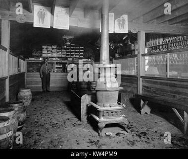 Zwei Männer stehen in einem Speicher auf ein Lager für aquädukt Arbeiter beim Bau der Catskill Aquädukt, New York, United States, 20. Januar 1910 entfernt. Von der New York Public Library. Stockfoto