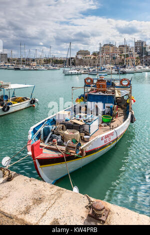 Heraklion, Griechenland - 2 November, 2017: Fischerboot und ein Fischer mit einem Hund in der Hafen von Heraklion, Kreta, Griechenland. Stockfoto