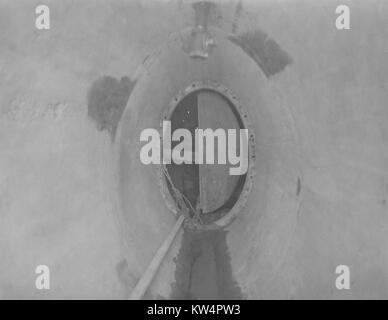 Rondout druck Tunnel, Blick auf die Entwässerung drift vervollständigt mit konkreten Futter, bronze Tür im Hintergrund, New York, 1911. Von der New York Public Library. Stockfoto