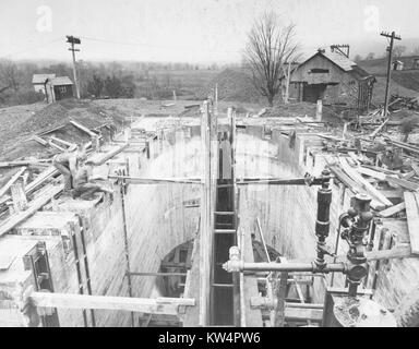 Wallkill druck Tunnel, mit konkreten für Wände der Kammer über die Entwässerung Welle in Place, New York, 1911. Von der New York Public Library. Stockfoto