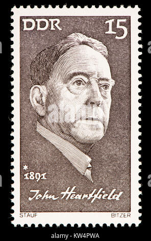 Ddr (DDR) Briefmarke (1971): John Heartfield (geb. Helmut Herzfeld; 1891 - 1968) Künstler und ein Pionier in der Anwendung von Kunst als politische Waffe Stockfoto