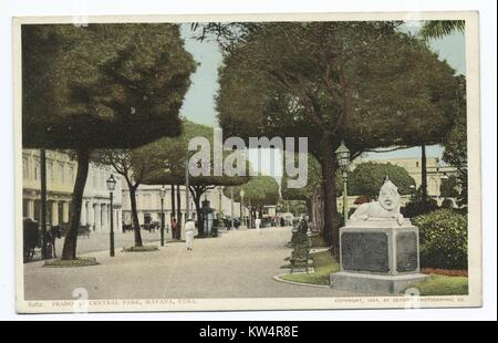 Von Bäumen gesäumten Promenade im Park mit Skulpturen, Prado im Central Park, Havanna, Kuba, 1904. Von der New York Public Library. () Stockfoto