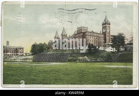 Holy Cross College Exterieur mit Rasen, Worcester, Massachusetts, USA, 1914. Von der New York Public Library. () Stockfoto