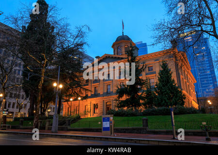 Portland, Oregon, Vereinigte Staaten - 23.Dezember, 2017: Das Gebäude von Pioneer Square Courthouse in der Nacht Stockfoto