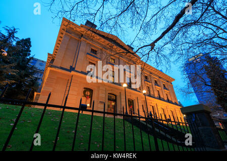 Portland, Oregon, Vereinigte Staaten - 23.Dezember, 2017: Das Gebäude von Pioneer Square Courthouse in der Nacht Stockfoto