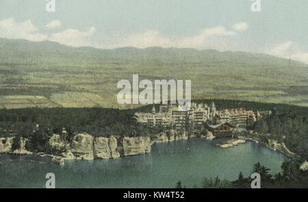 Postkarte von Mohonk Mountain House und Mohonk See, wie vom Himmel oben Weg, Mohonk Lake, New York, 1914 gesehen. Von der New York Public Library. Stockfoto