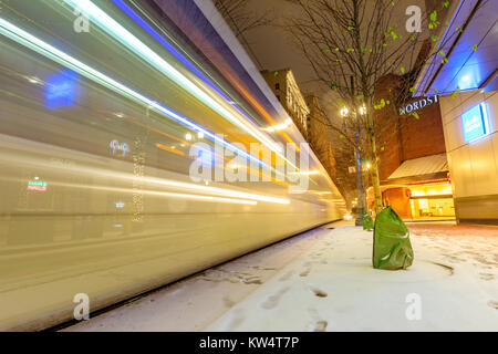 Portland, Oregon, Vereinigte Staaten - Dec 24, 2017: TriMet Max, Straßenbahn Trail in der Nacht in der Morrison Street, Downtown Portland Stockfoto