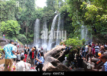 Touristen in Phnom Kulen Wasserfall Stockfoto