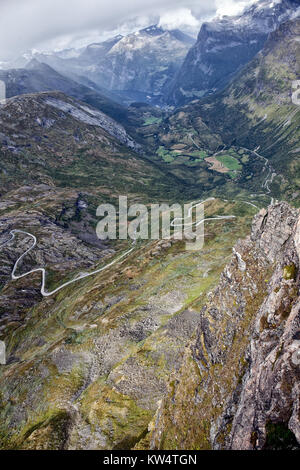 Blick von oben am Geirangerfjord mit zwei Kreuzfahrtschiffe unten, UNESCO-Weltnaturerbe, Provinz Møre og Romsdal Stockfoto