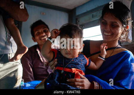Indische Baby und Familie in den Zug von Mathura, Dehli, Indien Stockfoto