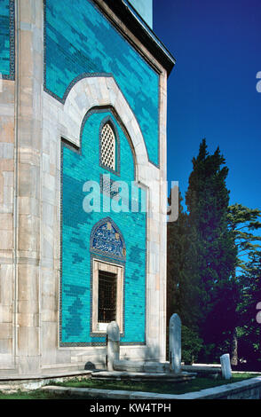 Türkisfarbenen Fliesen- Fassade und Fenster der Grünen Grab, Yesil Türbe, oder Grabmal von Sultan Mehmed I Teil des Komplexes von MEHMED I oder Yesil Komplex (1419-1421), osmanischen Moschee Komplex, Bursa, Türkei Stockfoto