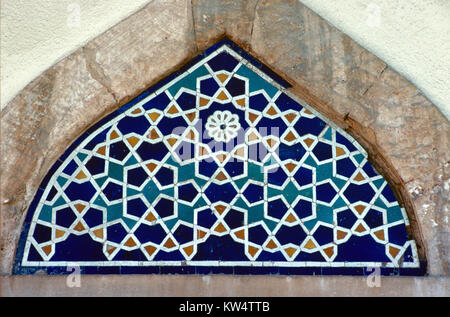 Geometrische Muster Fliesen über Fenster von Muradiye Moschee oder die Muradiye Moschee und dem Grab Komplexe oder Komplexe von Sultan Murad II., Bursa, Türkei Stockfoto