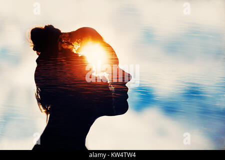 Stärke des Verstandes Konzept. Silhouette von Smart femle Student auf Himmel Hintergrund. Stockfoto
