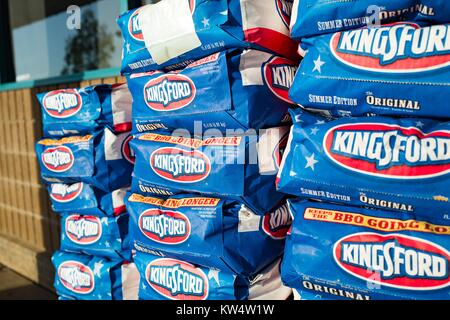 Anzeige von Kingsford Marke Holzkohle vor einem Supermarkt in der San Francisco Bay Area, Kalifornien, 13. September 2016. Mit warmem Wetter bis in den späten Herbst, das Grillen der Saison in Kalifornien erstreckt sich bis Ende November. Stockfoto