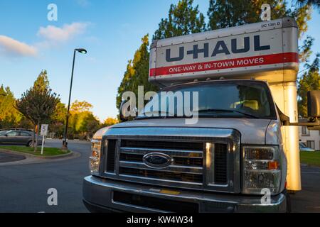 Vorderansicht eines UHaul Umzugs-LKW auf dem Parkplatz der Wohnanlage in der San Francisco Bay Area, 12. September 2016. In die Jahre 2014-2015, mehr als 90 000 neue Bewohner in die Bay Area, einem der größten Bevölkerung steigt auf der Aufzeichnung für die Region. Stockfoto