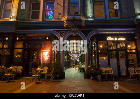 Schloss Arcade, Cardiff in der Nacht. Stockfoto