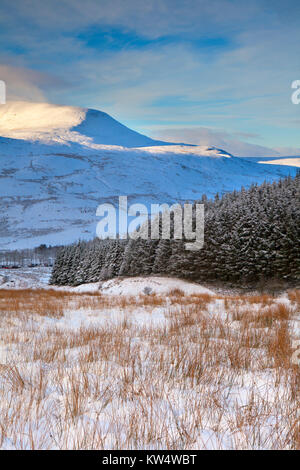 Ein Blick von der Hauptrichtung Route zu Pen Y Fan suchen South West über Pont ar Daf Parkplatz in Richtung Ventilator Fawr, Winter. Stockfoto