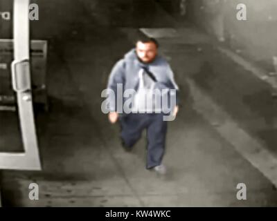 Digital eingefärbte Bild aus einer Überwachungskamera Rahmen von Rahami Admad Khan, ein Verdächtiger in der 17. September 2016 Bomben, die in den Stadtteil Chelsea New York City, New York, 17. September 2016 stattfand. Original Bild aus einer noch von der New Jersey Polizei freigegeben. Hinweis: DIESES BILD WURDE DIGITAL KOLORIERT MIT FARBEN ABGELEITET VON FOTOGRAFIEN DES VERDÄCHTIGEN; FARBEN MÖGLICHERWEISE NICHT KORREKT UND SOLLTE NICHT FÜR DIE IDENTIFIZIERUNG/UNTERSUCHUNGSZWECKE VERWENDET WERDEN. Stockfoto