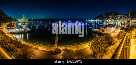 Panoramablick auf Avalon City Casino lights und ocean Bucht voller Yachten auf Catalina Island in der Nacht. Stockfoto