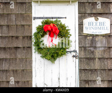 Beebe Mühle mit einem weihnachtlichen Kranz auf der Tür, bridgehampton, NY Stockfoto