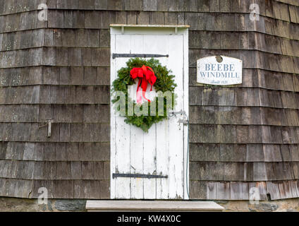 Beebe Mühle mit einem weihnachtlichen Kranz auf der Tür, bridgehampton, NY Stockfoto