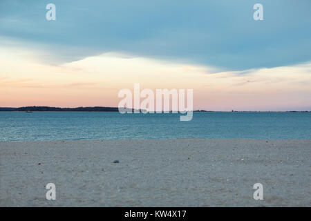 Ende Tag Sonne am Haven Beach in Sag Harbor, NY Stockfoto