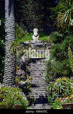 Stein Schritte, um die Statue des Neptun ist das Aushängeschild vom Schiff aus die (Themse) in die Klostergärten auf Tresco, Isles of Scilly, England, Cornwall, Stockfoto