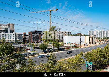 Luftbild der Innenstadt Teil von Rockville, Maryland mit Baukräne sichtbar, 25. September 2016. In der Nähe von Washington, DC, entfernt, Rockville ist ein beliebter Ort unter Bundesregierung Mitarbeiter und Fremdfirmen. Stockfoto