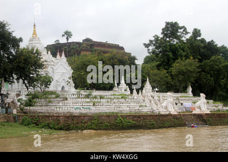 Weiße Tempel und Ziegel Stupa in Mingun, in der Nähe von Mandalay, Myanmar Stockfoto