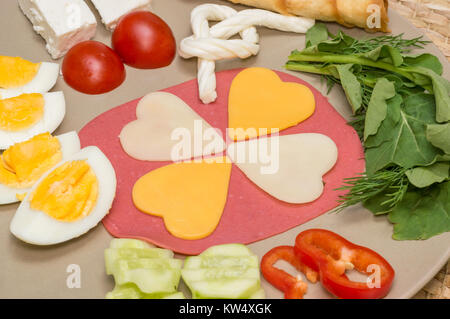 In der Nähe der traditionellen türkischen Frühstück serviert auf Porzellan Teller mit Käse, Salami, gekochtem Ei, Tomate, Gurke und Stockfoto