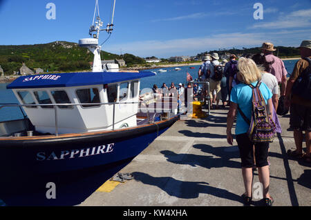 Touristen an Bord des IOS-Fähre (Sapphire) am neuen Grimsby auf der Insel Tresco in die Scilly-inseln, Cornwall, Großbritannien. Stockfoto