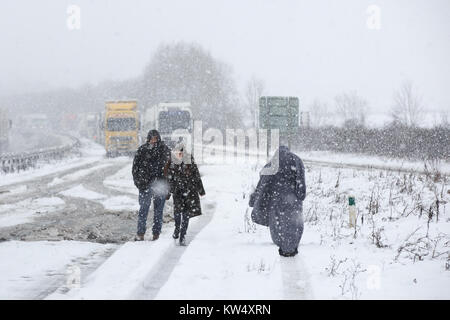 Lastwagen und Autos, die auf der A 14 in der Nähe von Kettering, Northants gehaftet haben, für acht Stunden am Mittwoch 27 Dezember nach über Nacht Schnee verursacht zahlreiche Abstürze und geschlossen die Straße. Polizei warnen von gefährlichen Bedingungen auf den Straßen nach Schnee in Teilen des Vereinigten Königreichs fielen über Nacht. Die M1 an der Ausfahrt 19 nach einem LKW-Unfall blockiert, die Polizei, die dort gesagt hatte 'Multiple Kollisionen' wurde auf der A 14 in Northamptonshire. Das Met Office hat Warnungen für Eis für Nordirland Schottland, Nordirland und North East England und Schnee für Wales und Teile von England. Stockfoto