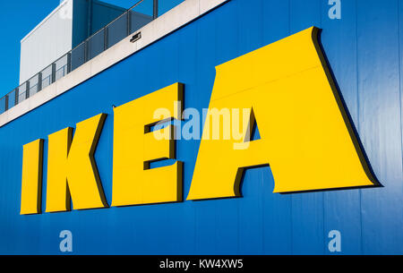 Das Ikea-Logo. IKEA ist der weltweit größte Möbelhändler und verkauft fertige Möbel. Gegründet 1943 in Schweden. Stockfoto