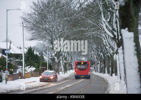 Schnee auf der Straße am 27 Dezember nach über Nacht Schnee verursacht zahlreiche Abstürze. Polizei warnen von gefährlichen Bedingungen auf den Straßen nach Schnee in Teilen des Vereinigten Königreichs fielen über Nacht. Die M1 an der Ausfahrt 19 nach einem LKW-Unfall blockiert, die Polizei, die dort gesagt hatte 'Multiple Kollisionen' wurde auf der A 14 in Northamptonshire. Das Met Office hat Warnungen für Eis für Nordirland Schottland, Nordirland und North East England und Schnee für Wales und Teile von England. Stockfoto