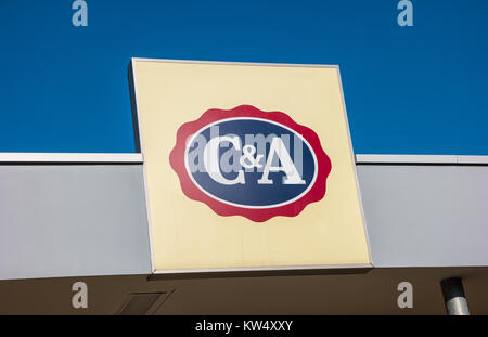 C&A-Ladenschild. C&A ist eine internationale niederländische Modeeinzelhandelskette für Bekleidungsgeschäfte. Es hat Einzelhandelsgeschäfte in vielen Ländern in Europa. Stockfoto
