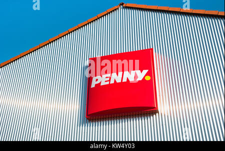 Penny-Schild. Penny is, eine Discounter-Supermarktkette mit Sitz in Deutschland, die 3.550 Filialen in Europa betreibt. Der Penny Market ist im Besitz des deutschen Rewe Stockfoto