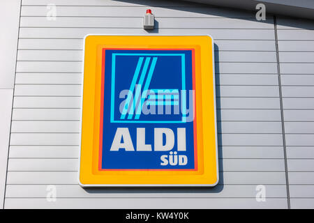 Aldi (Süd Abteilung) Zeichen gegen blauen Himmel. Aldi ist eine führende globale Rabatt Supermarktkette mit fast 10.000 Filialen in 18 Ländern. Stockfoto