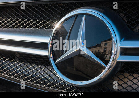 Mercedes-Benz-Logo aus der Nähe auf einem Autogrill. Mercedes-Benz ist ein deutscher Automobilhersteller. Die Marke wird für Luxusautos, Busse, Kuche verwendet Stockfoto